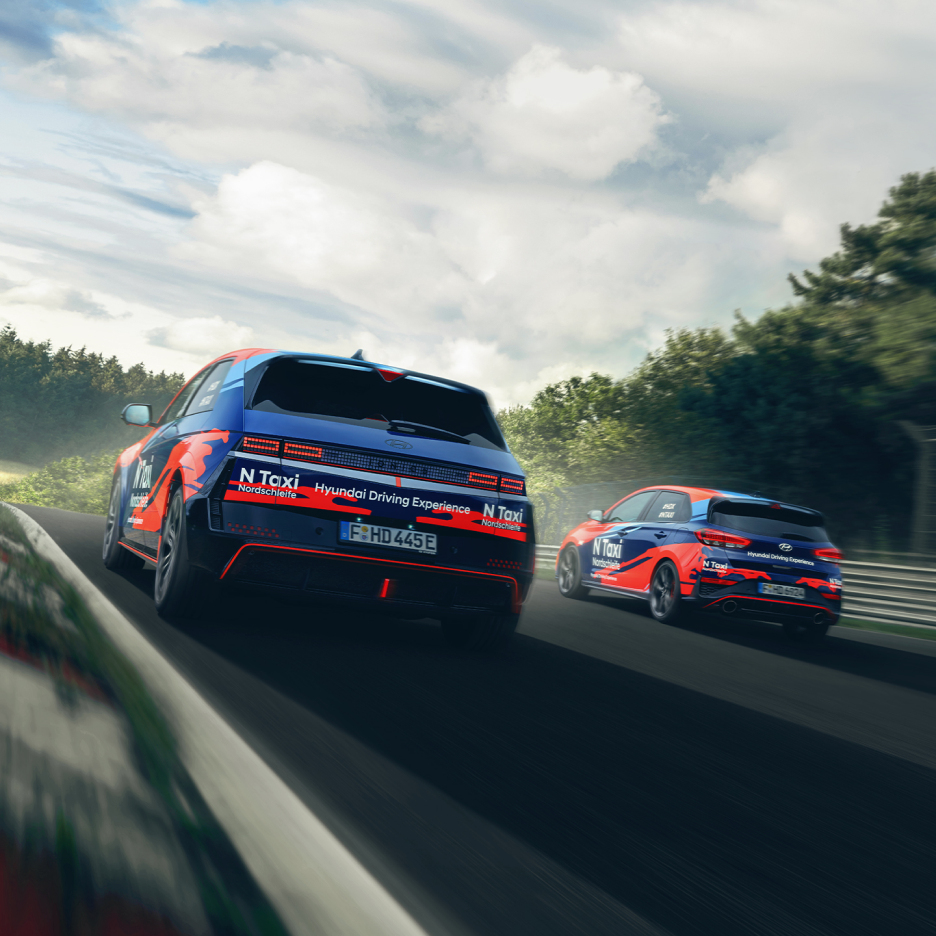 N Taxi running along the Nordschleife-02